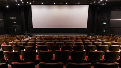 هندي يقاضي سينما بسبب كثرة الإعلانات 