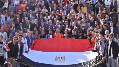 مسيرة حاشدة لطلاب جامعة أسيوط بالأعلام دعمًا لانتخابات الرئاسة