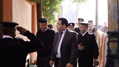 مدير أمن الأقصر يتفقد القوات المشاركة في تأمين الانتخابات