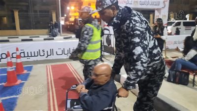 أمن الإسماعيلية يساعد كبار السن في الدخول إلى اللجان الانتخابية (فيديو وصور) 