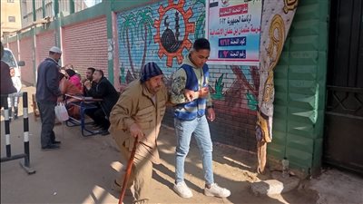 مسن يرفض الجلوس على كرسي متحرك قبل الإدلاء بصوته الانتخابي بزفتى 