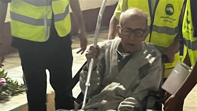 مسن على كرسي متحرك يدلي بصوته في انتخابات الرئاسة بمصر الجديدة