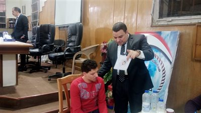 كفيف يدلي بصوته في انتخابات الرئاسة بالعجمي (صور)