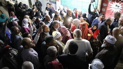 محافظ الوادي الجديد يتفقد اللجان الانتخابية بالداخلة (صور)