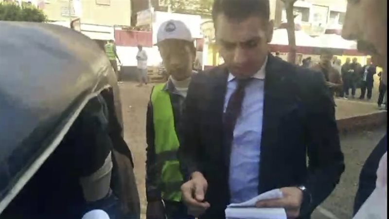 رئيس لجنة يخرج لمسنة