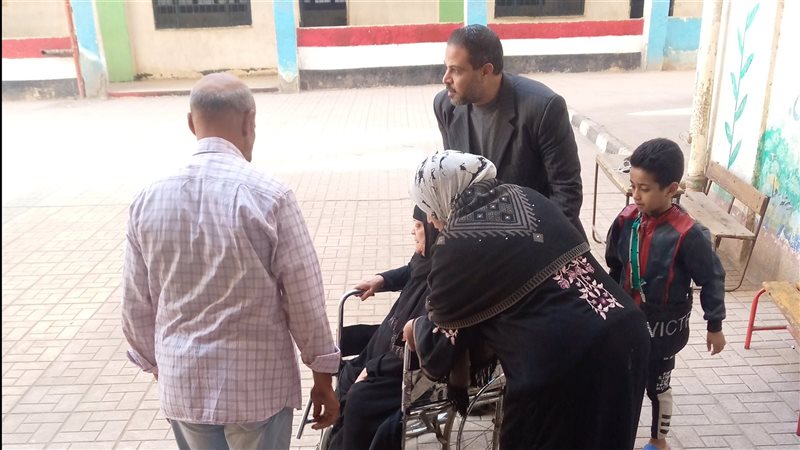 مساعدة المسنين بكرسي