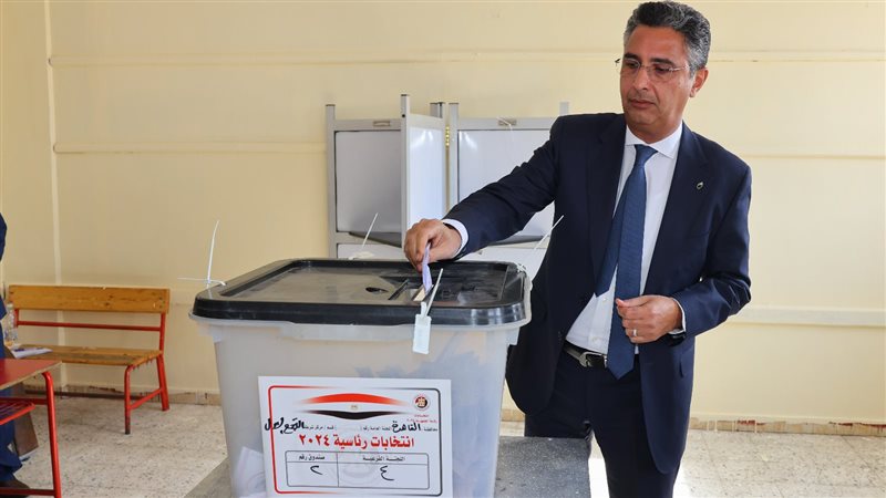 د. شريف فاروق يدلى