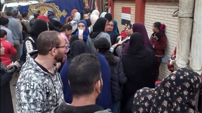 بالهتافات الوطنية والتلويح بالعلم، ناخبو الغربية يتوافدون على اللجان (صور)