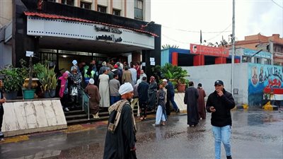 الأمطار لم تمنعهم عن واجبهم الوطني، توافد الناخبين على لجان الانتخابات الرئاسية بالإسكندرية (صور)