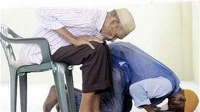 هل يجوز أداء الصلاة على الكرسي بدون عذر؟ الإفتاء تجيب