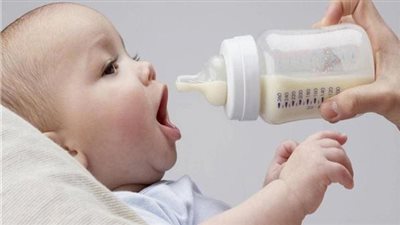 استشاري يحذر من الإفراط فى تقديم الحليب للصغار