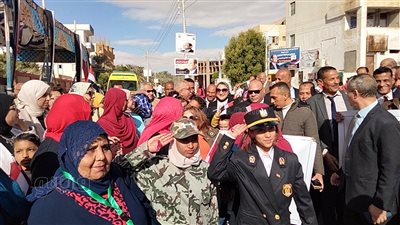 بالأغاني الوطنية، مسيرة لحث المواطنين على المشاركة في الانتخابات بالوادى الجديد (فيديو)