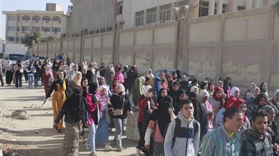  لليوم الثالث على التوالي، حشود للمغتربين على لجنة مدرسة الصداقة الفرنسية بالفيوم (صور)