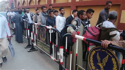 طوابير ممتدة لأمتار، تزايد أعداد الناخبين على لجان الانتخابات الرئاسية بالأقصر (فيديو)