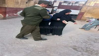 الشرطة في خدمة الناخبين، رجال الأمن يساعدون كبار السن في لجان الشرقية (صور)