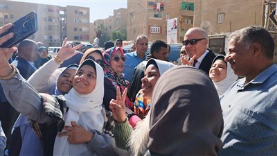 الناخبون من الصم والبكم يلتقطون السيلفي مع محافظ قنا (صور)