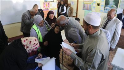 للمرة الثانية، محافظ الوادي الجديد يمنح رحلات عمرة لمسنين بلجنة انتخابية في الداخلة (صور)