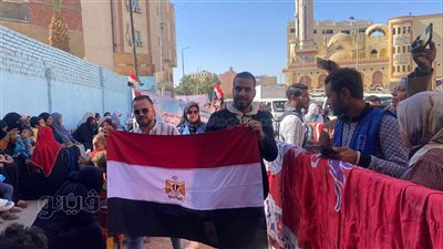 معلمو أسوان ينظمون مسيرة لحث المواطنين على المشاركة فى الانتخابات (صور)