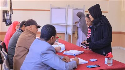 انتظام التصويت باللجان الانتخابية بإسنا جنوب الأقصر (صور)