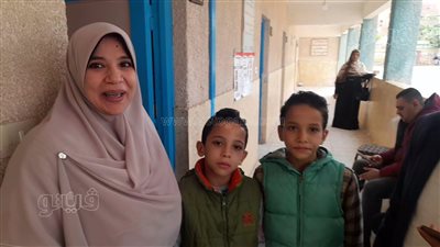 السيدات يصطحبن أطفالهن أثناء التصويت في انتخابات الرئاسة ببني سويف (فيديو)