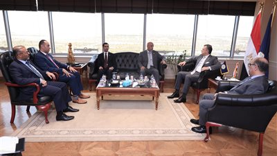 وزير السياحة والآثار يلتقي أعضاء هيئة التدريس والدراسين بكلية الدفاع الوطني الإماراتية