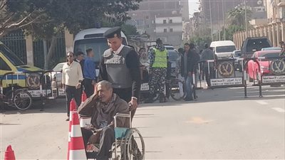 أمن الإسماعيلية يساعد كبار السن في الدخول إلى اللجان الانتخابية (صور ) 