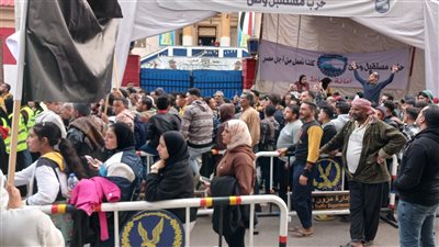 تزاحم الناخبين على لجان الثانوية العسكرية واللوزي بدمياط (صور)