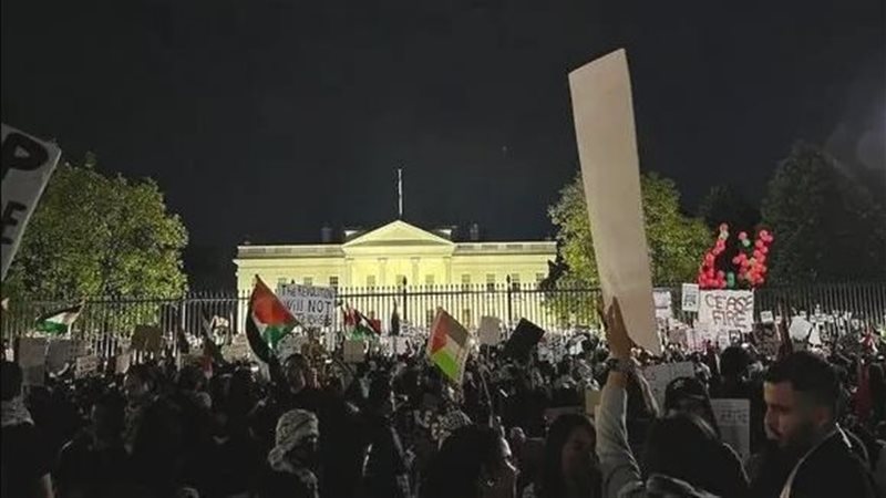مظاهرات أمام البيت