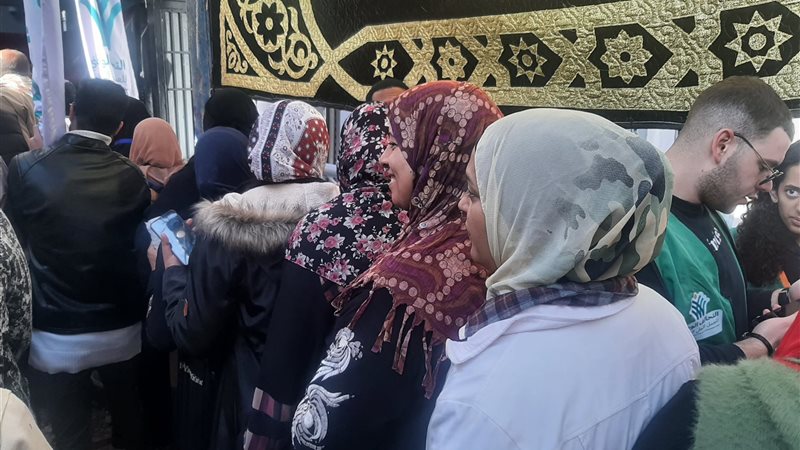 السيدات أمام لجان