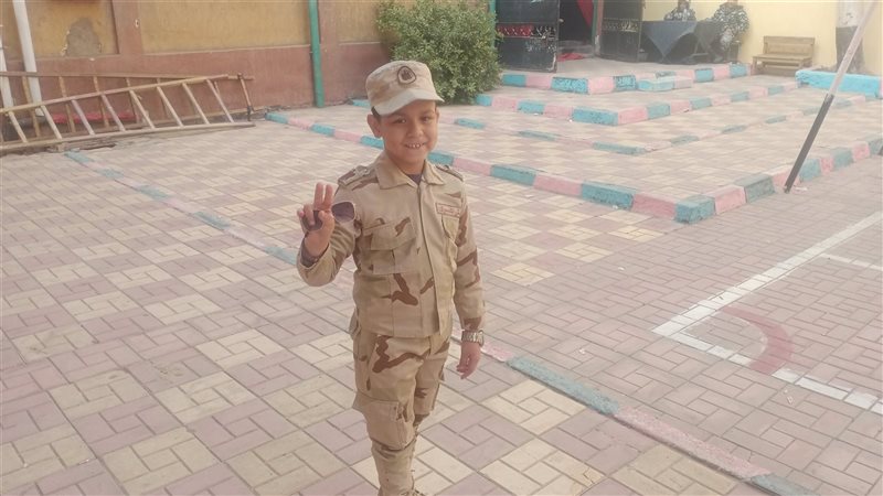 طفل بالزي العسكري،فيتو