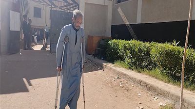 مواطن يدلي بصوته على عكاز في لجنة المعهد الدينى بقنا (فيديو)