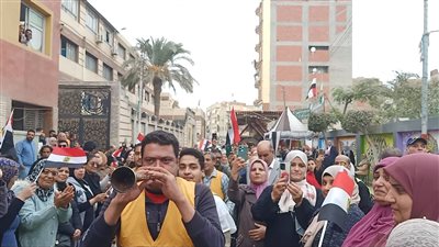 المزمار والطبل البلدي يشعل حماس الناخبين أمام لجان الانتخابات بالدقهلية (صور)