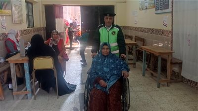  علي كرسي متحرك، مسنة تدلي بصوتها في لجنة دمنهور الوحش بزفتي (فيديو)