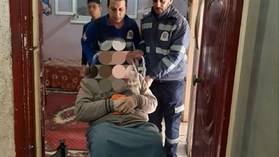 إسعاف سوهاج ينقل مواطنا غير قادر على الحركة للإدلاء بصوته في الانتخابات الرئاسية (صور)