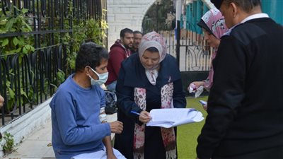  رئيسة لجنة تساعد مريض على الإدلاء بصوته في فناء مدرسة القومية بالعجوزة ( فيديو) 