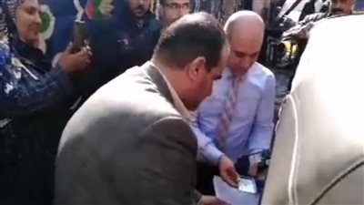 خروج قاض لمساعدة سيدة من ذوي الاحتياجات للإدلاء بصوتها بشبين القناطر (فيديو)