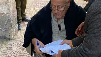  تكليف فرد أمن بمساعدة مسن في الإدلاء بصوته وايصاله لمنزله بالقليوبية (فيديو وصور)