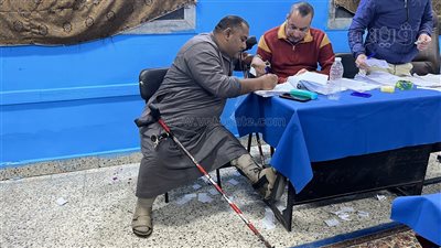 بالعكاز، مواطن بالبحيرة يدلي بصوته بالانتخابات الرئاسية رغم الإعاقة (فيديو وصور)