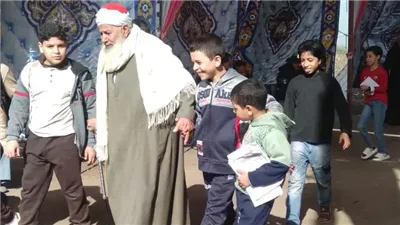 مسن يصطحب أحفاده للإدلاء بصوته في الانتخابات بالقليوبية 