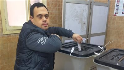 شاب من ذوي الهمم يضرب المثل بأهمية المشاركة الانتخابية بالبحيرة (صور)