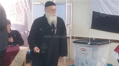 كاهن كنيسة مارجرجس ببورسعيد خلال الإدلاء بصوته الانتخابي: نحن خلف الوطن (صور)