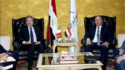 وزير النقل يبحث مع سفير إيطاليا تسيير خط للحاصلات الزراعية بين موانئ البلدين 