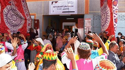 أغانS ورقصات فلكلورية نوبية أمام اللجان الانتخابية بأسوان (فيديو وصور)