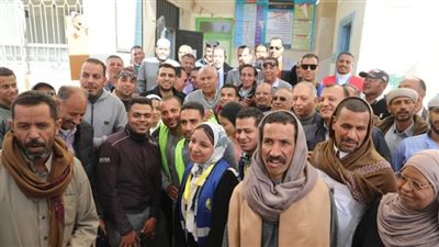 محافظ الوادى الجديد يتفقد لجان الداخلة ويمنح رحلة عمرة ثالثة لمسنة (صور)