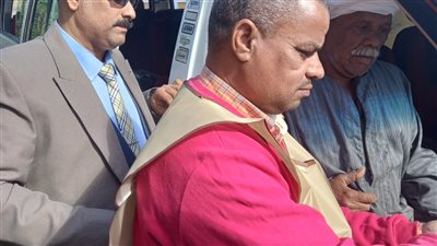 قاض ينتقل لمسن خارج اللجنة الانتخابية لمساعدته في الإدلاء بصوته 