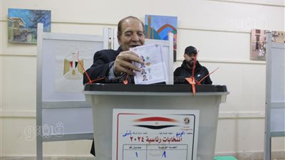 الفنان عبد السلام الدهشان يدلي بصوته في الانتخابات الرئاسية بالدقي (صور)