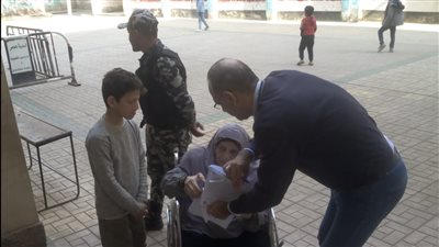  مساعدة مسنة على التصويت خارج لجنة في شبرا الخيمة (فيديو)