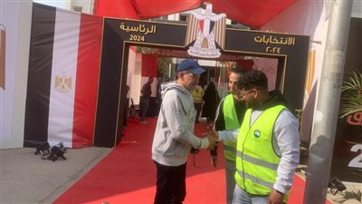 الفنان مجدي بدر يدلي بصوته الانتخابي في التجمع الخامس (صور) 
