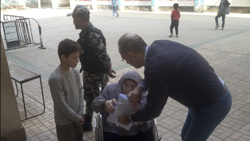 مساعدة مسنة أمام