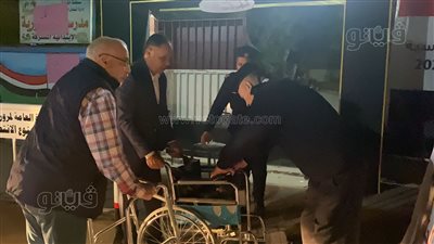 لفتة إنسانية من رجال الشرطة تجاه أحد كبار السن المشاركين في الانتخابات بالمعادي (فيديو)